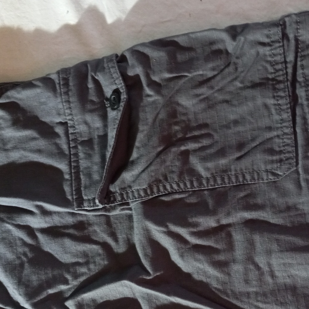 IZOD Men's flat front shorts, size 38 - Picture 2 of 5